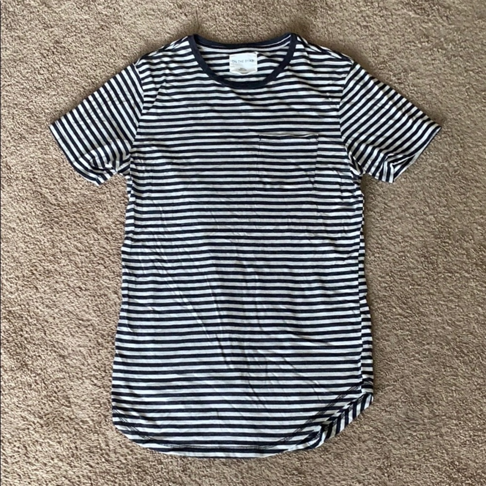 Long Scalloped Striped Gray and White Tee